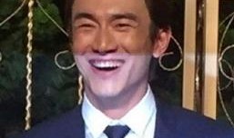 德华连跪最新爆料是真的吗,真相揭秘，是真是假引热议